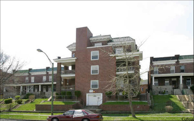 2306 Mt Royal Ter in Baltimore, MD - Building Photo - Building Photo