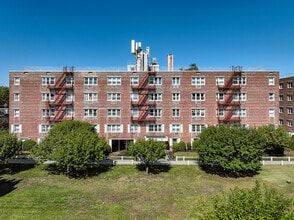 Maple Crest Apartments at Williston Park in Williston Park, NY - Foto de edificio - Building Photo