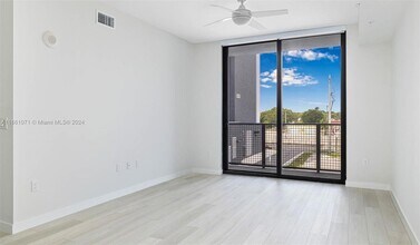 555 NE 8th St, Unit 227 in Fort Lauderdale, FL - Foto de edificio - Building Photo
