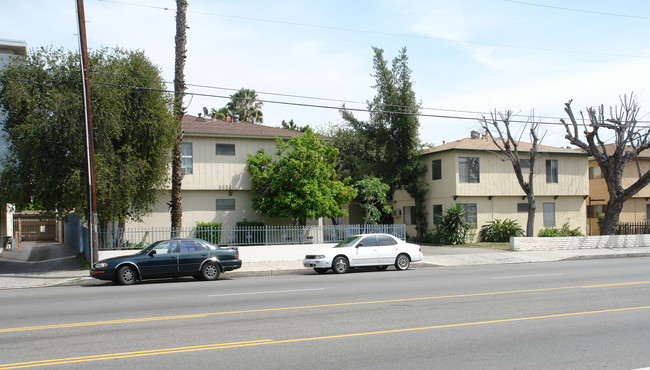 6650 Woodman Ave in Van Nuys, CA - Building Photo - Building Photo