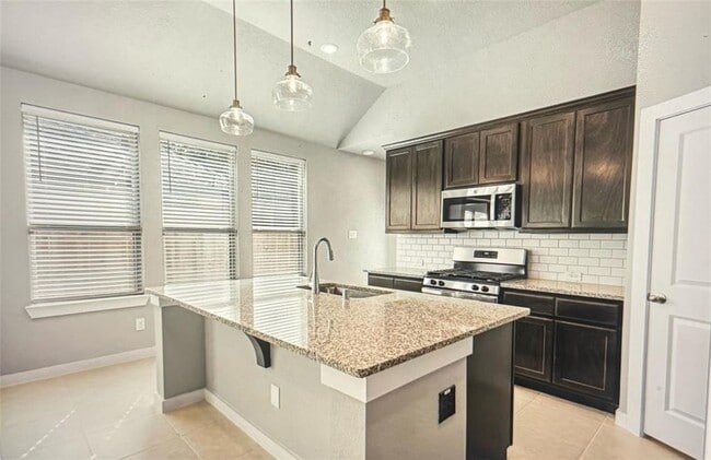 222 Sky Top Dr in Montgomery, TX - Building Photo - Building Photo