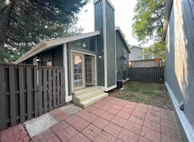 10168 E Peakview Ave in Englewood, CO - Building Photo