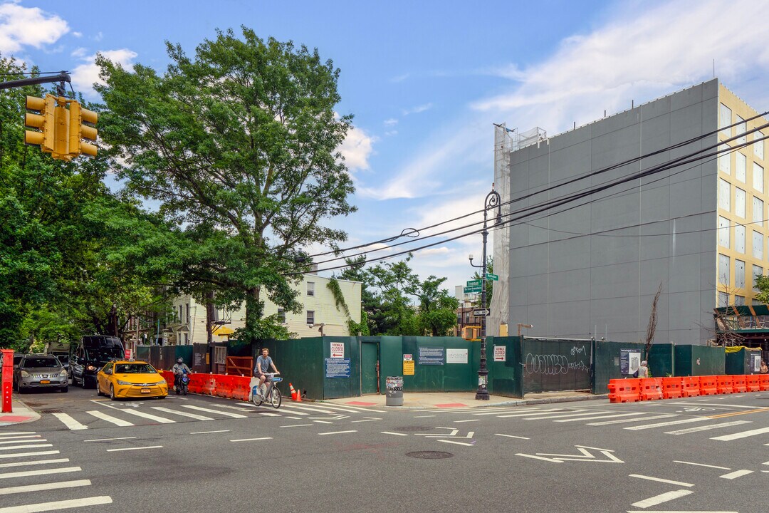 1134 Manhattan Ave in Brooklyn, NY - Building Photo