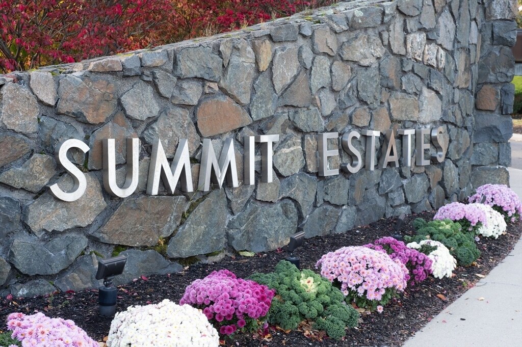 1004 Paradise Rd in Swampscott, MA - Building Photo