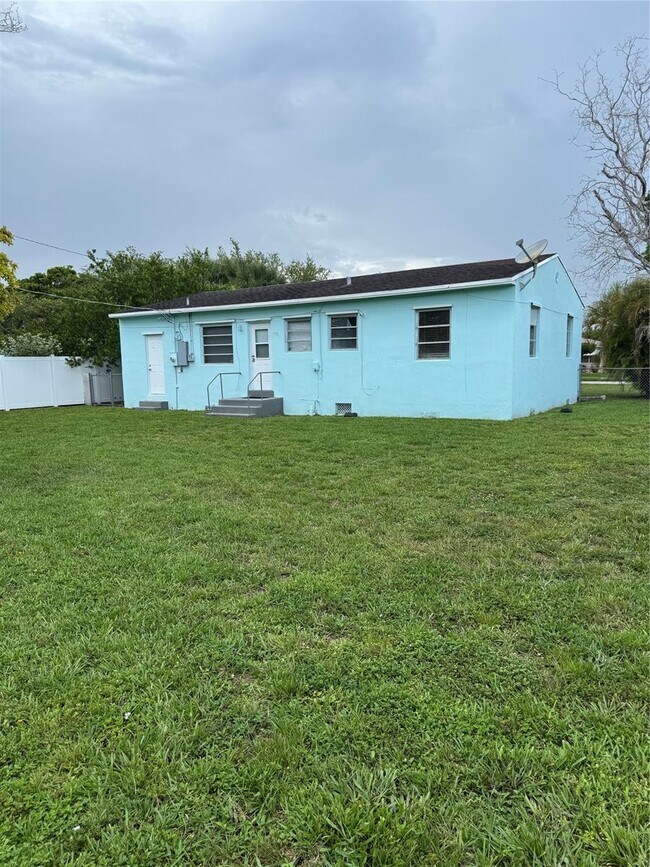 1700 Liberty St in Hollywood, FL - Building Photo - Building Photo