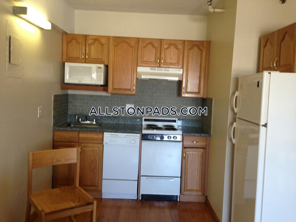 1110 Commonwealth Ave in Boston, MA - Building Photo