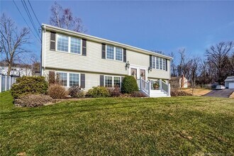 73 Maxwell Dr in Plantsville, CT - Building Photo - Building Photo