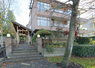 Chesterfield Place in North Vancouver, BC - Building Photo - Building Photo