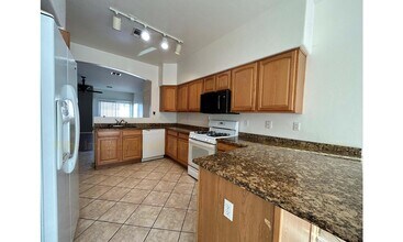 1037 S Speckled Stone Way in Tucson, AZ - Building Photo - Building Photo