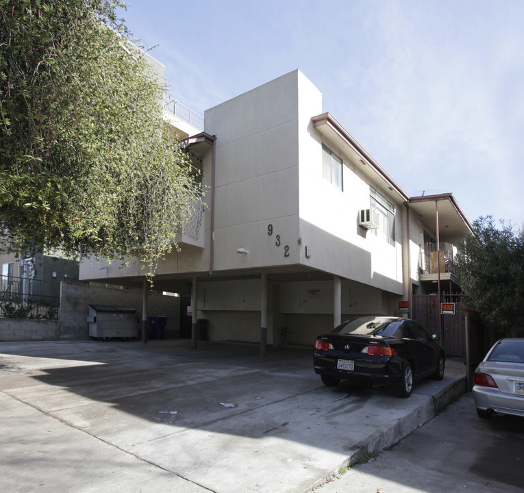 932 N Hudson Ave in Los Angeles, CA - Building Photo