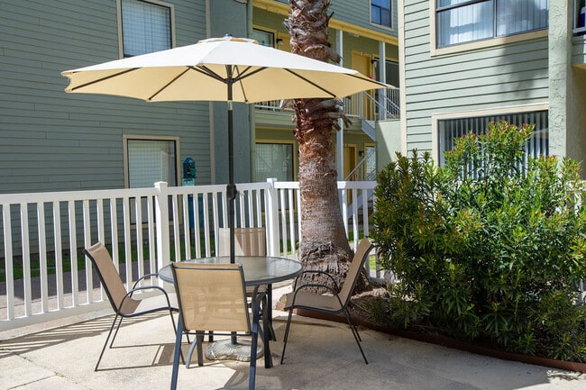 Carelton Courtyard in Galveston, TX - Foto de edificio - Building Photo