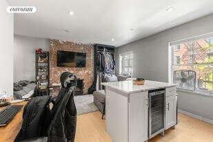 116 Perry St in New York, NY - Building Photo