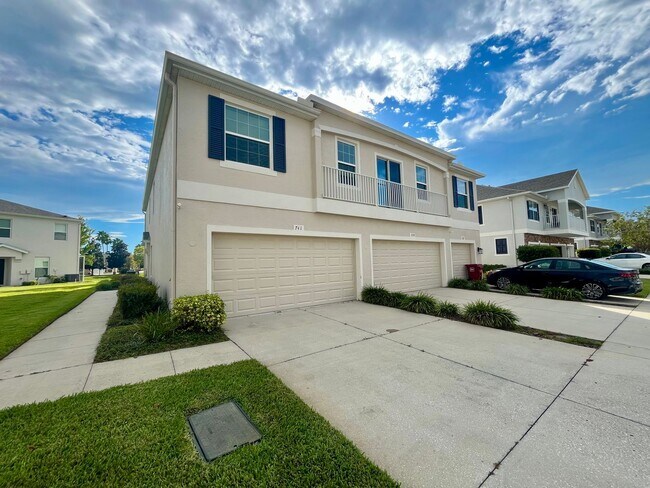741 Ashentree Dr in Plant City, FL - Building Photo - Building Photo
