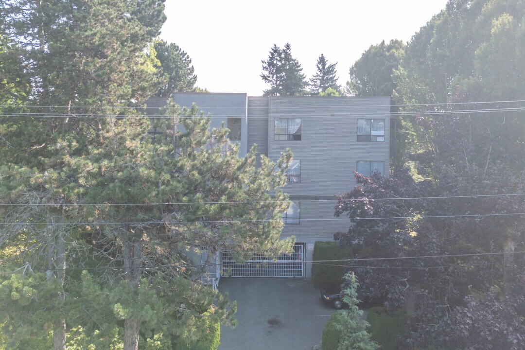 7400 Moffatt Rd in Richmond, BC - Building Photo