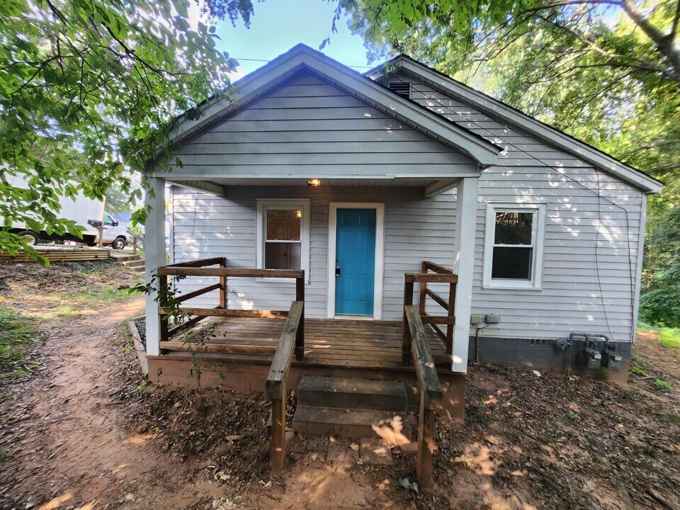 8 Wallace St in Greenville, SC - Building Photo
