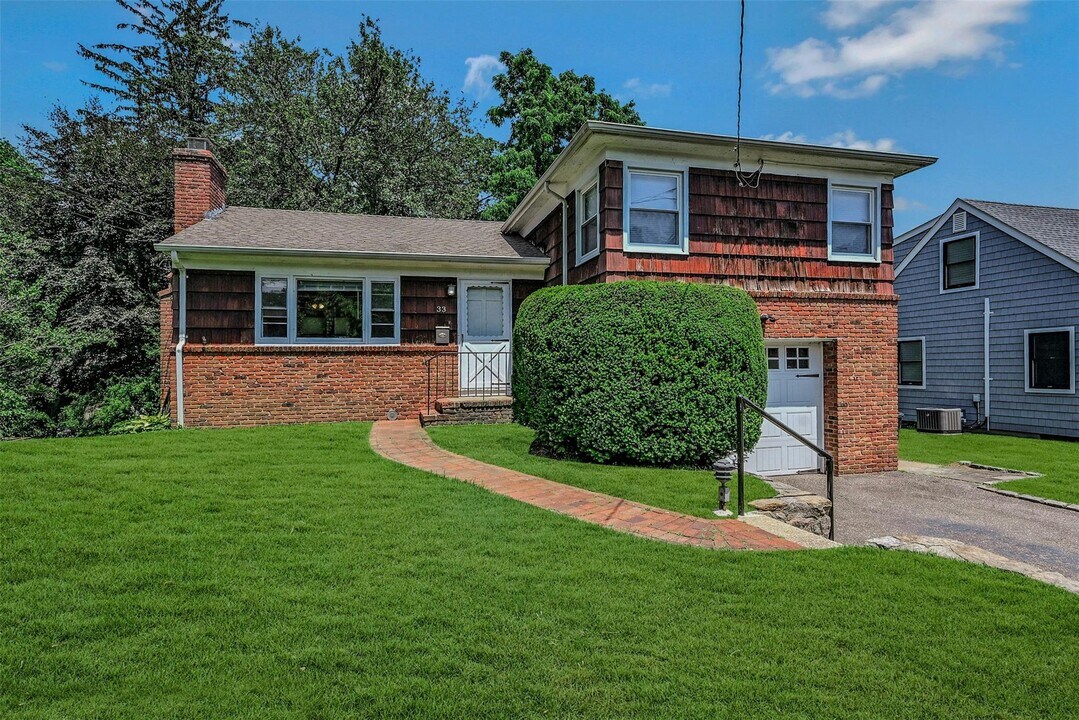 33 Chestnut St in Huntington, NY - Building Photo