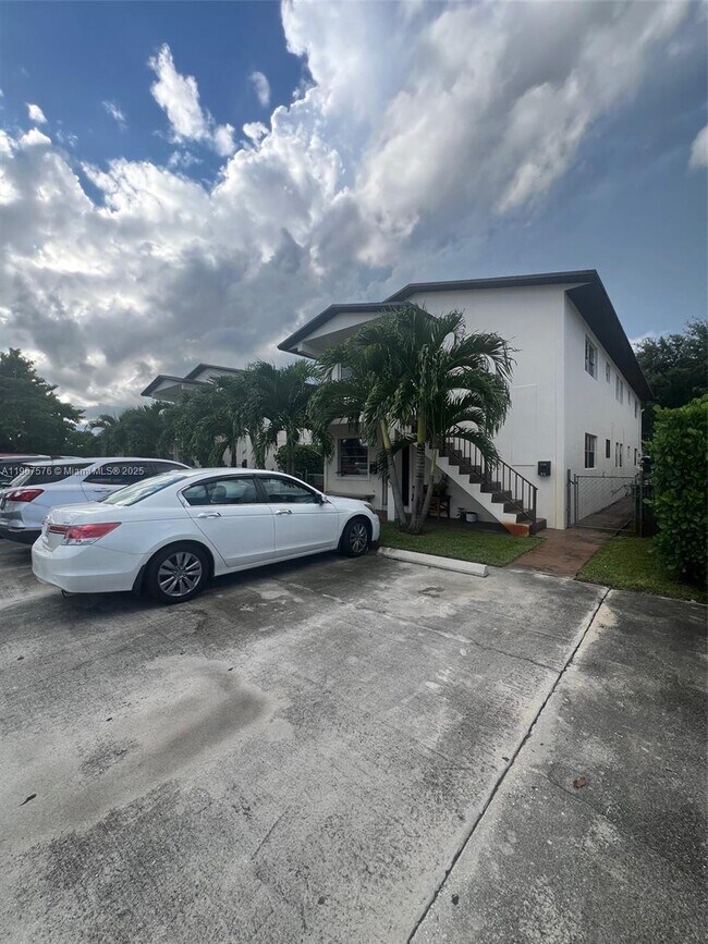 471 E 13th St in Hialeah, FL - Foto de edificio - Building Photo