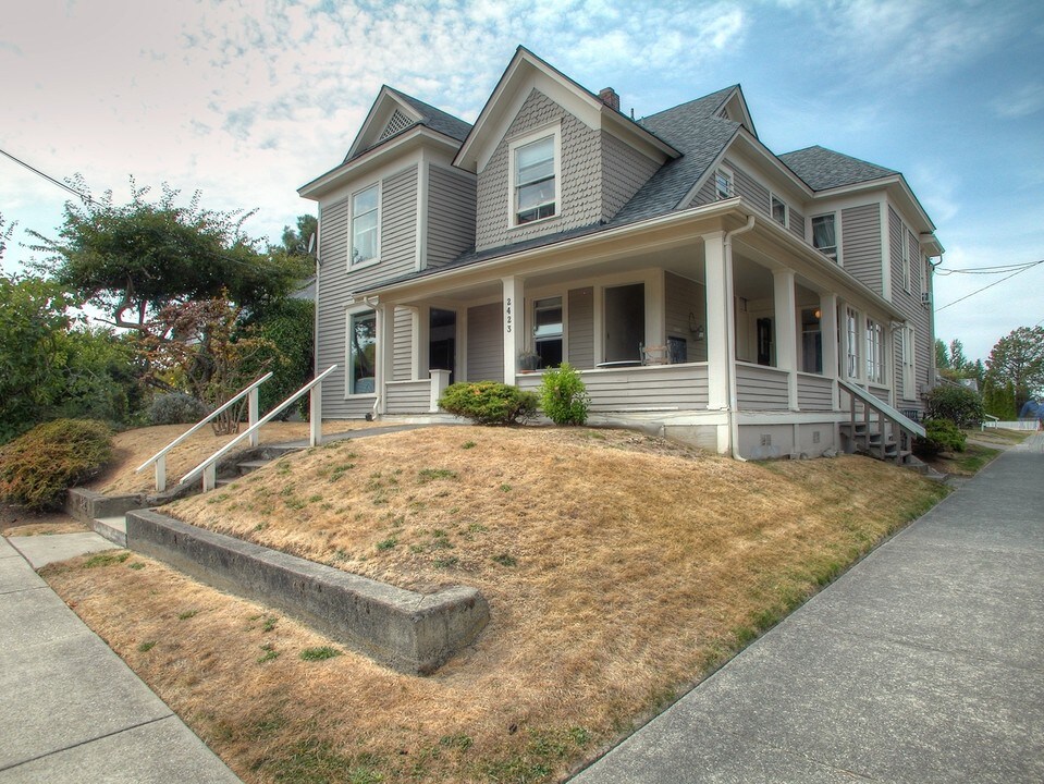 2423 H St in Bellingham, WA - Foto de edificio