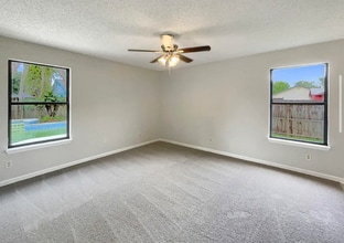 2060 Tickford St in Middleburg, FL - Foto de edificio - Building Photo