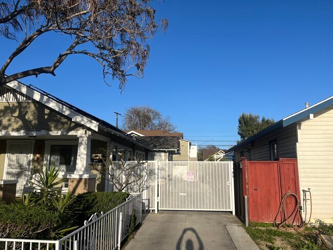 764 Temple Ave, Unit B in Long Beach, CA - Building Photo - Building Photo