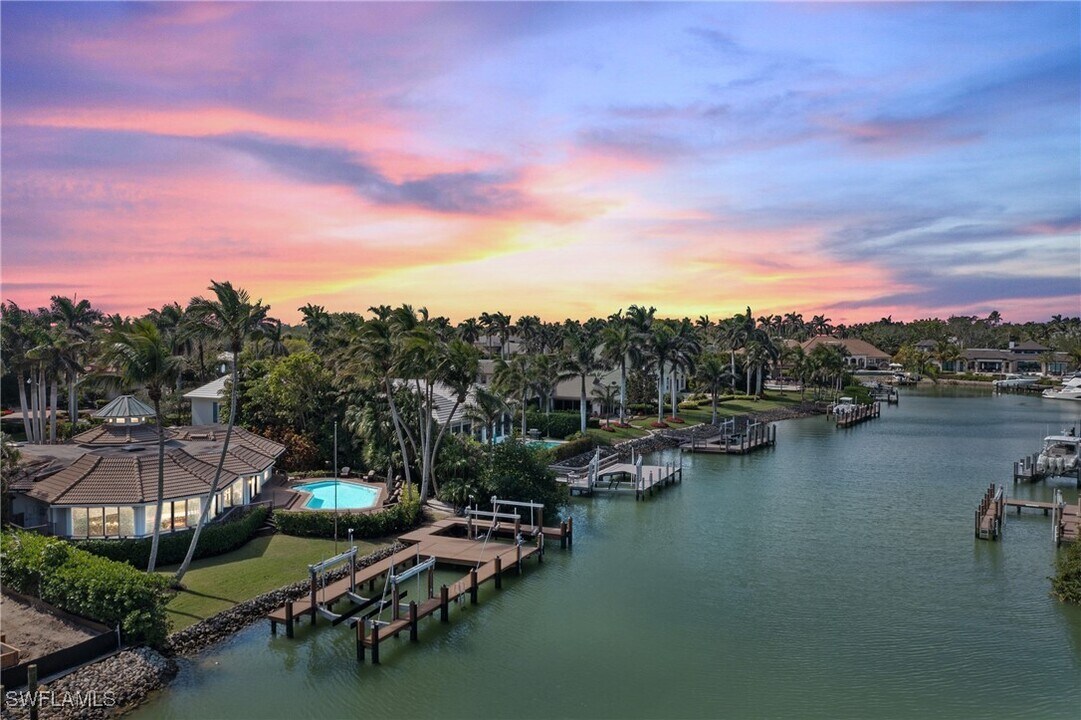 989 Admiralty Parade in Naples, FL - Foto de edificio