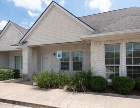 3613 S Hampton Ct in Bryan, TX - Foto de edificio - Building Photo