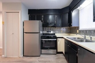 69 Ives Ct in Troy, NY - Foto de edificio - Building Photo