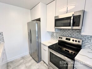 7546 Hampton Ave-Unit -213 in West Hollywood, CA - Building Photo - Building Photo