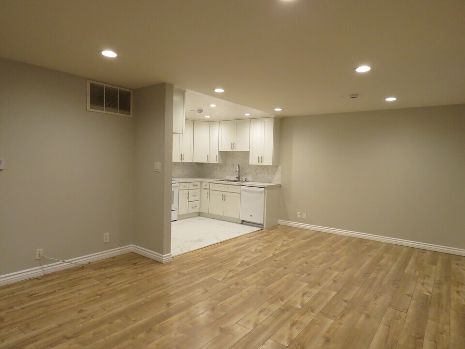 18547 Collins St, Unit 14 in Tarzana, CA - Building Photo