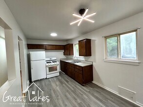 22815 Hillock Ave in Warren, MI - Building Photo - Building Photo