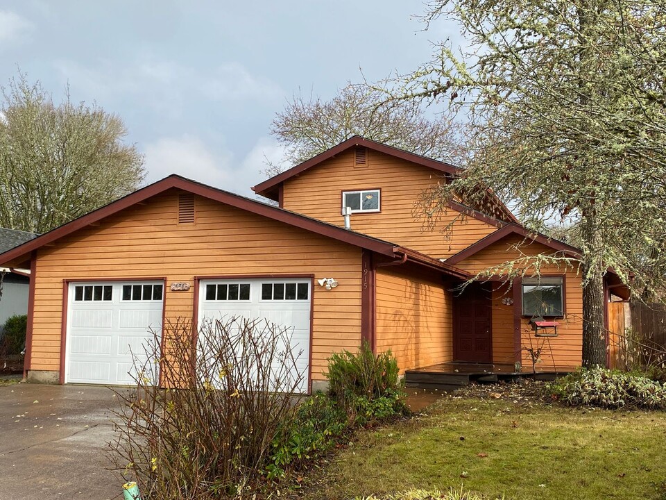 1915 SE Bethel St in Corvallis, OR - Building Photo