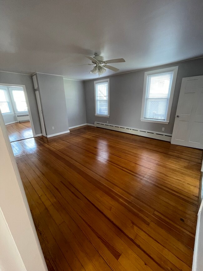 24 Sharp St in Dartmouth, MA - Foto de edificio - Building Photo