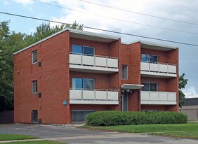 154 Lakeport Rd in St Catharines, ON - Building Photo