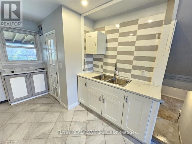 99 Golden Blvd W in Welland, ON - Building Photo - Building Photo