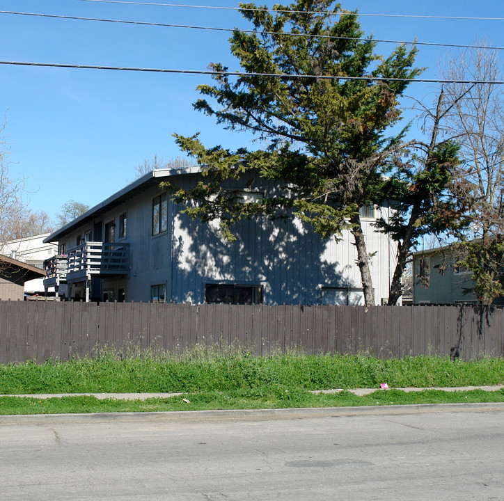 927 Delport Ave in Santa Rosa, CA - Building Photo