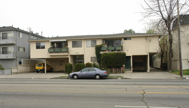 13819 Sherman Way in Van Nuys, CA - Building Photo - Building Photo