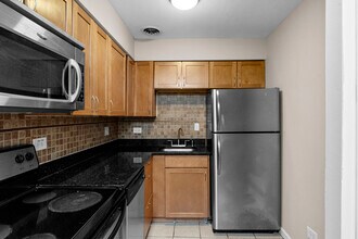 3812 N Pine Grove Ave, Unit 522 in Chicago, IL - Building Photo - Building Photo
