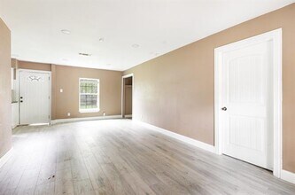 517 Thompson St in Irving, TX - Foto de edificio - Building Photo