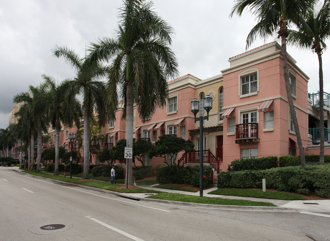 333 NE Mizner Blvd in Boca Raton, FL - Foto de edificio - Building Photo