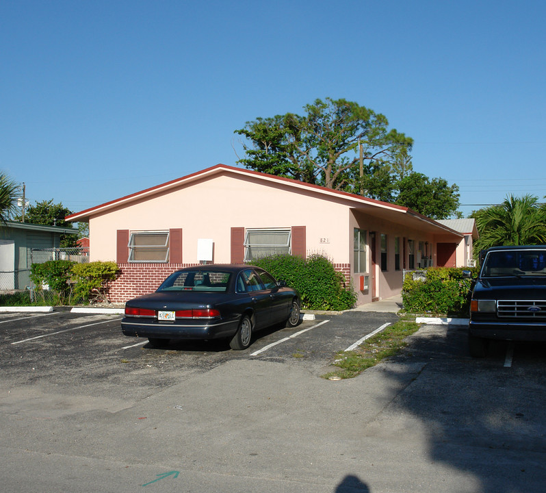 821 NW 1st Ave in Fort Lauderdale, FL - Building Photo