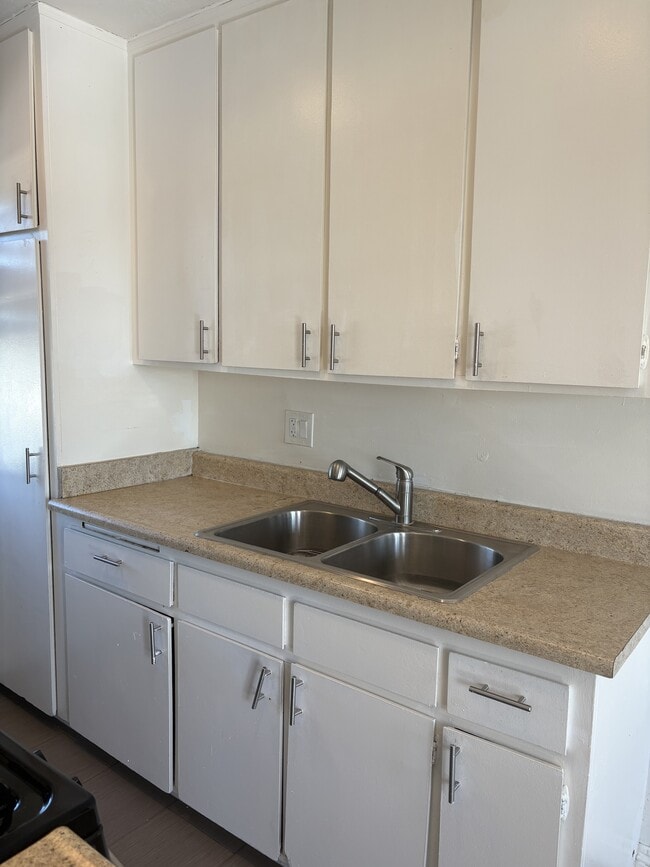 7702 Chapman Ave in Garden Grove, CA - Foto de edificio - Building Photo