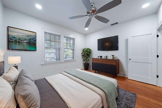property at 1104 W 22nd St