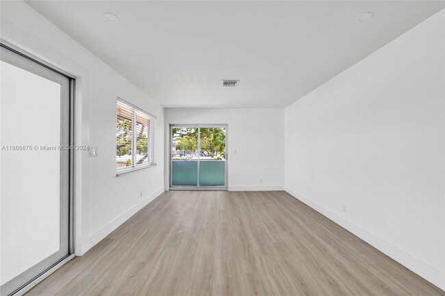 417 SE 3rd Ave in Hallandale Beach, FL - Building Photo - Building Photo