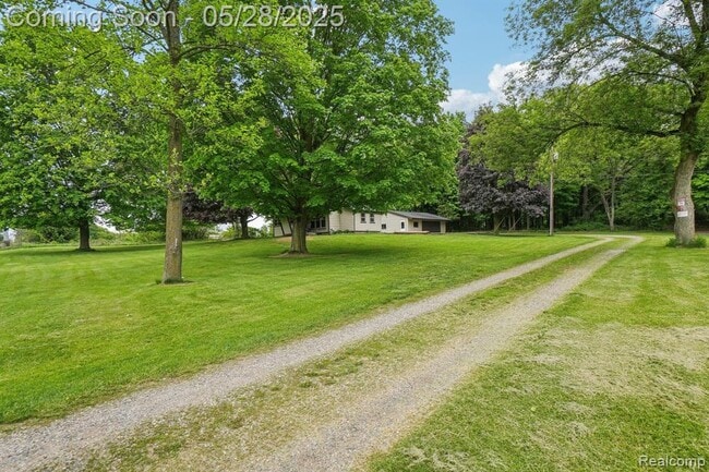 3005 S Hickory Ridge Rd in Milford, MI - Building Photo - Building Photo