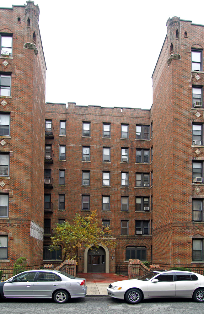 724 E 27th St in Brooklyn, NY - Foto de edificio - Building Photo