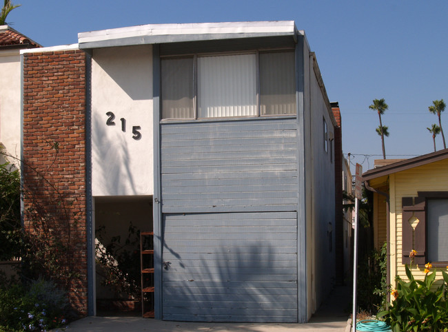 215 7th St in Seal Beach, CA - Foto de edificio - Building Photo