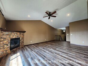 Modern 4 Bedroom 2 Bathroom Twin-Home in Tea in Tea, SD - Foto de edificio - Building Photo