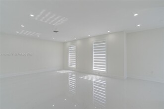 10720 SW 77th Ave in Miami, FL - Building Photo - Building Photo