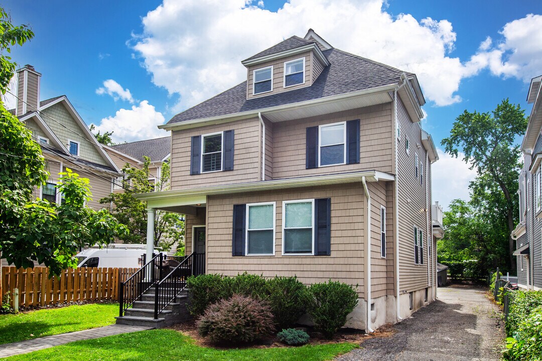 49 Greenwood Ave, Unit 2 in Montclair, NJ - Building Photo