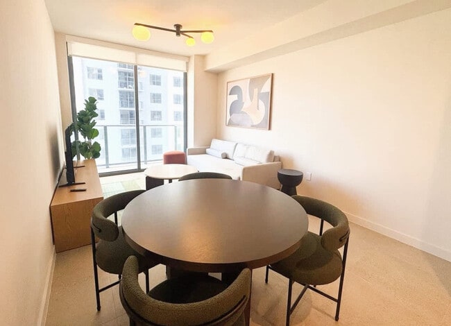 11 NE 6th St in Miami, FL - Foto de edificio - Building Photo